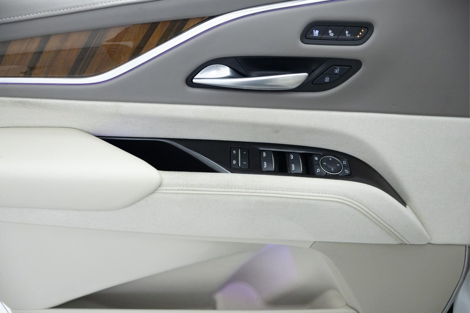 Used 2024 Cadillac Escalade ESV Sport Platinum w/ Heavy-Duty Trailer Package AWD/4WD image 27