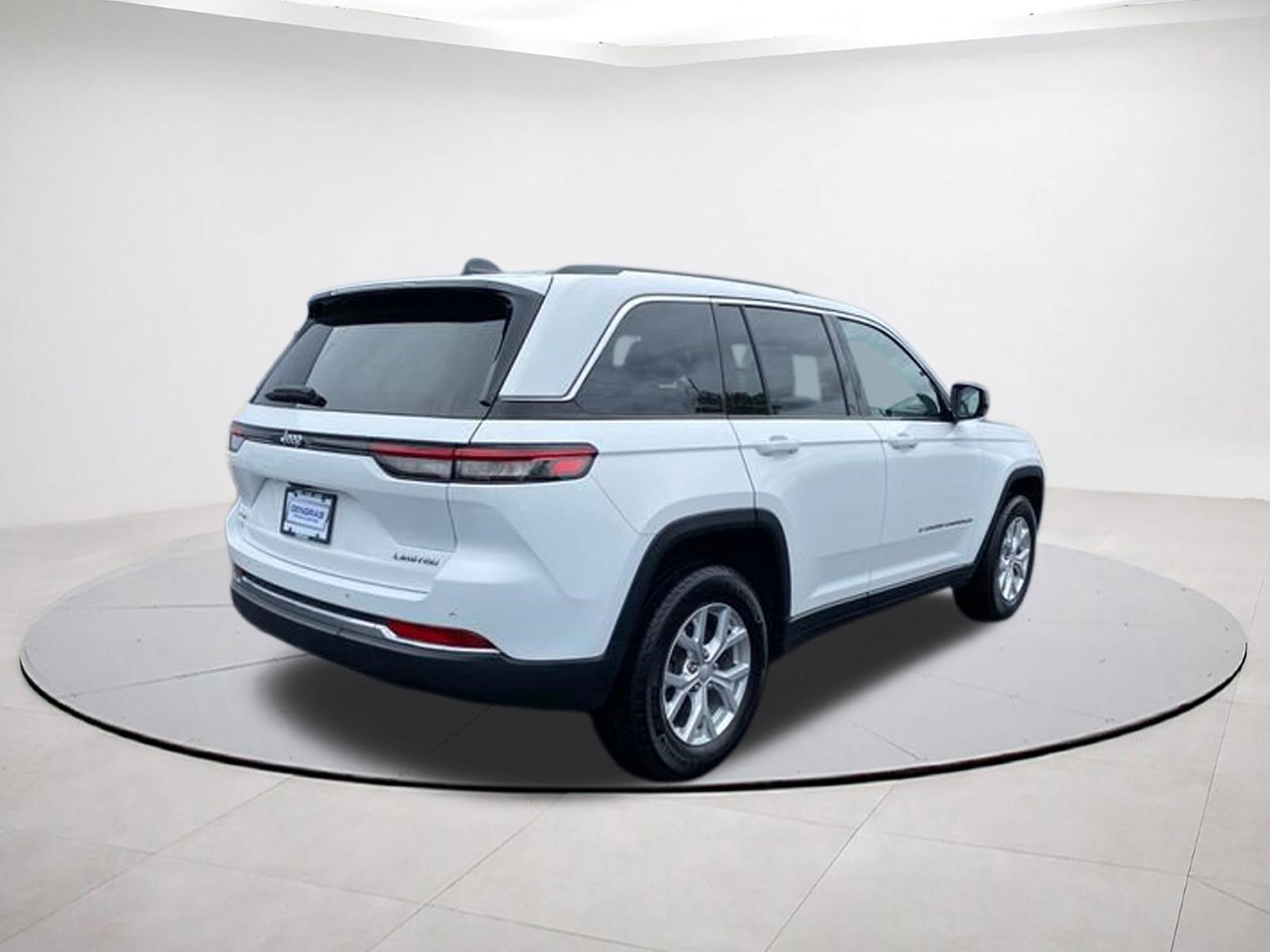 Used 2023 Jeep Grand Cherokee Limited w/ Trailer Tow Prep Group (B) AWD/4WD image 6