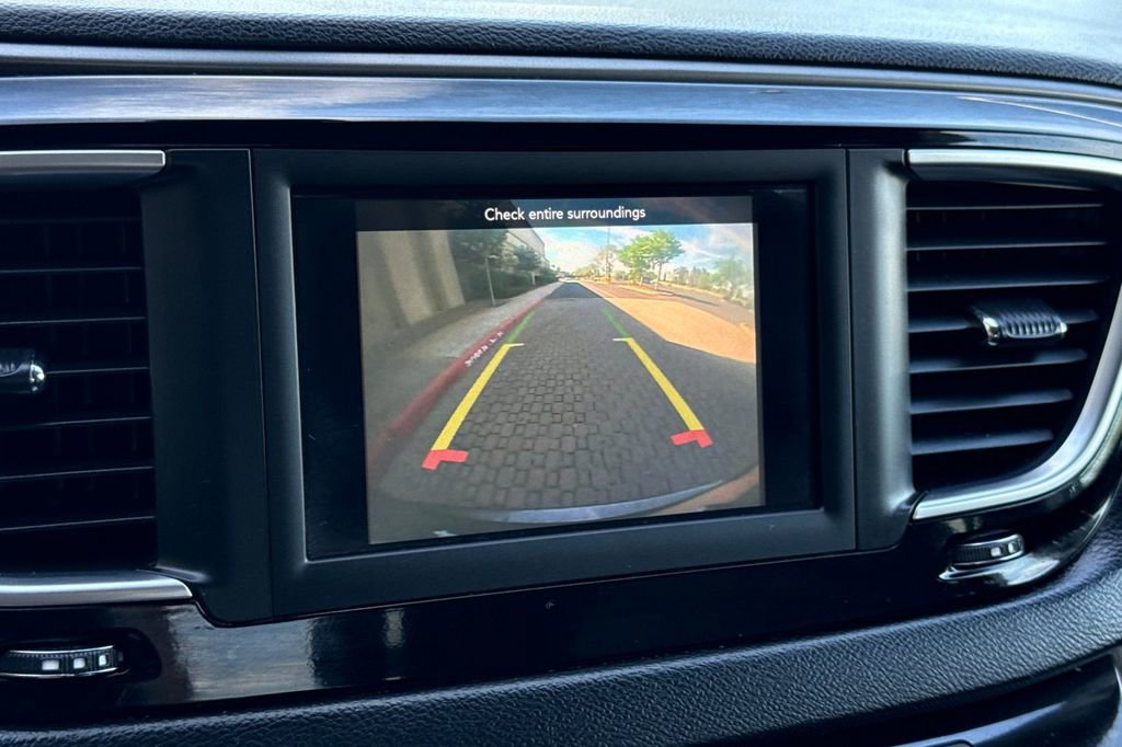 Used 2020 Chrysler Pacifica Touring-L image 17