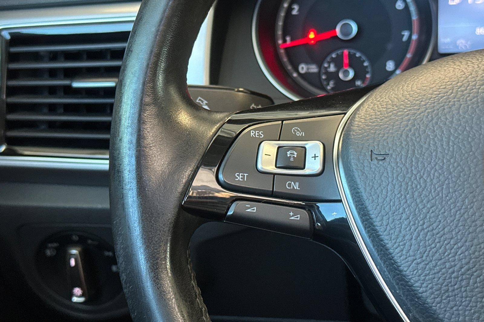 Used 2018 Volkswagen Atlas SEL AWD/4WD image 36