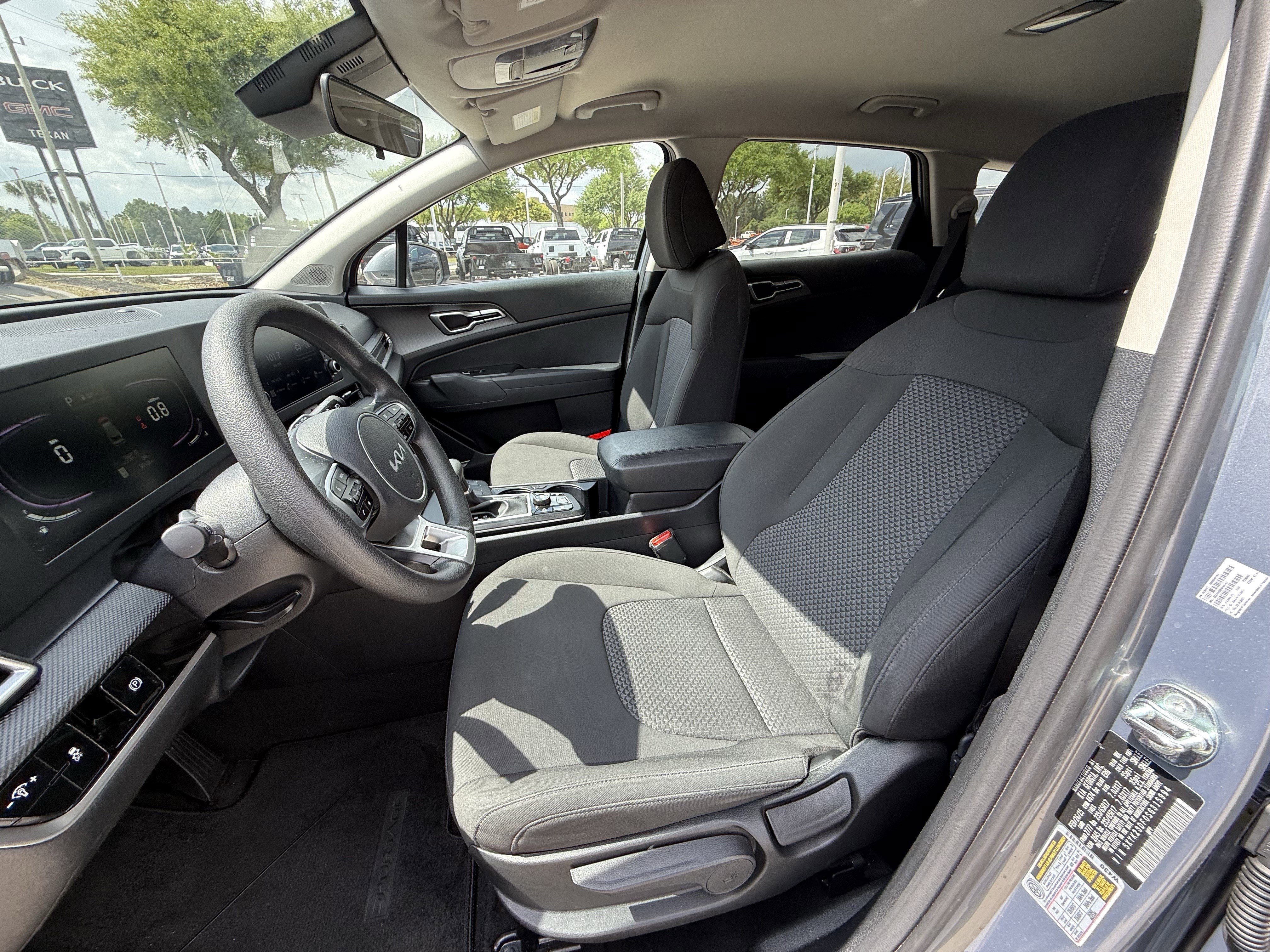 Used 2025 Kia Sportage LX image 28