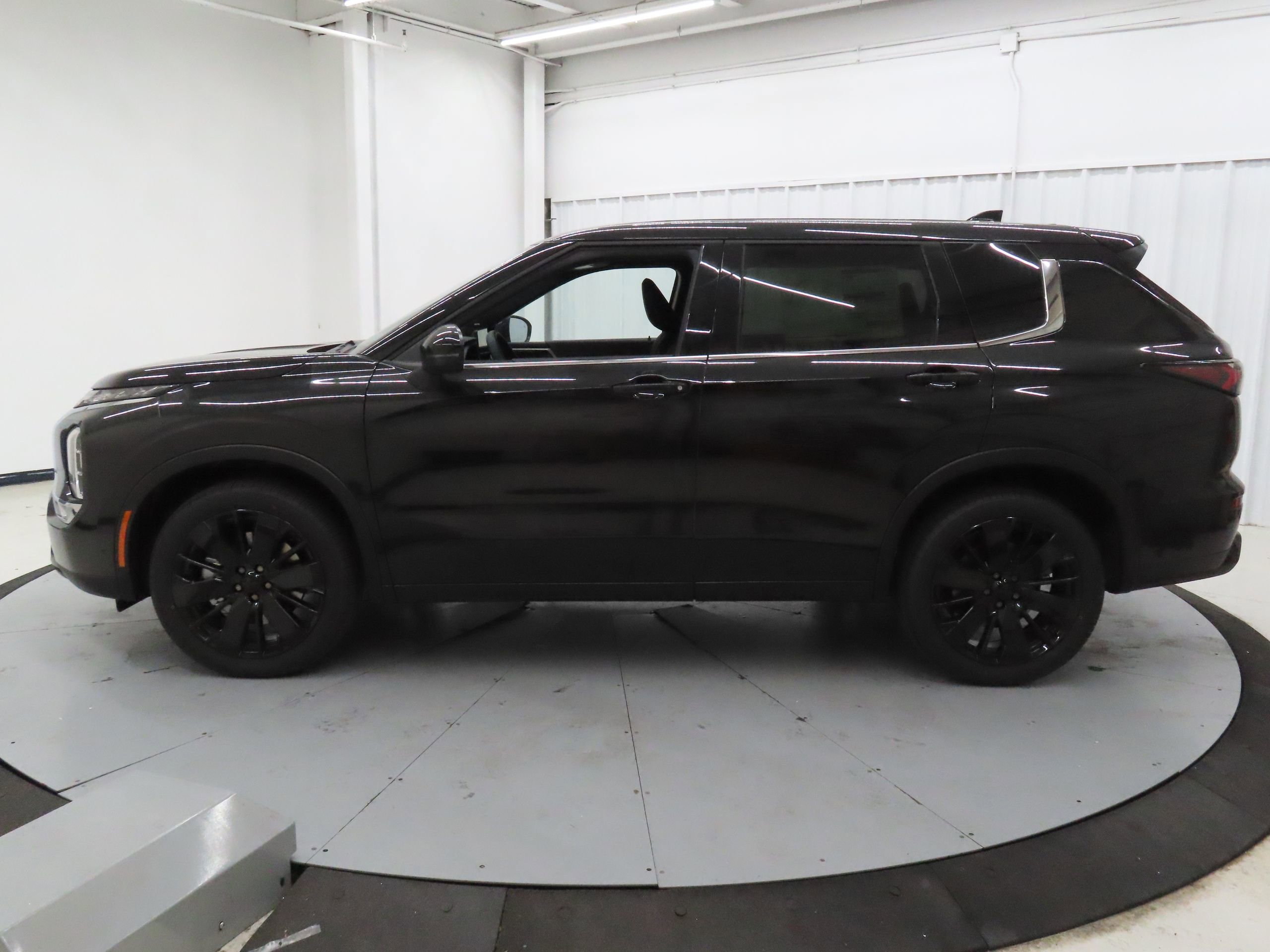 New 2026 Mitsubishi Outlander LE FWD image 6