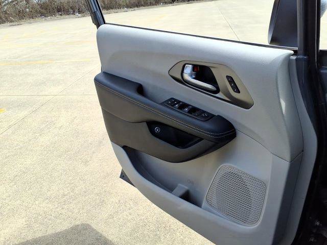 Used 2023 Chrysler Pacifica Touring-L image 14