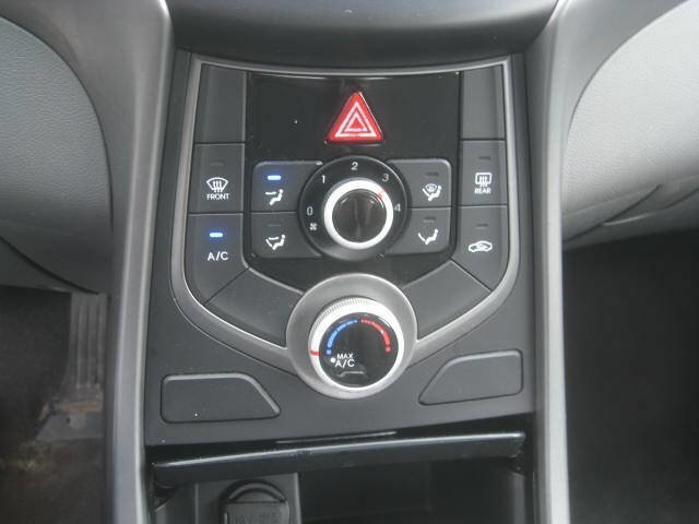 Used 2016 Hyundai Elantra SE image 18