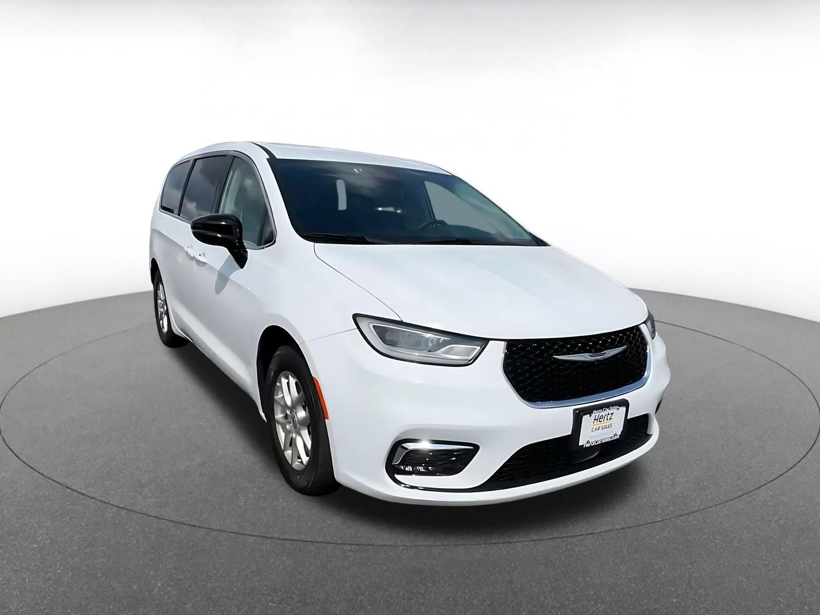Used 2024 Chrysler Pacifica Touring-L FWD image 3