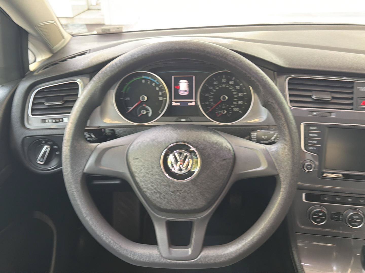 Used 2016 Volkswagen e-Golf SE w/ DC Fast Charging Package FWD image 18