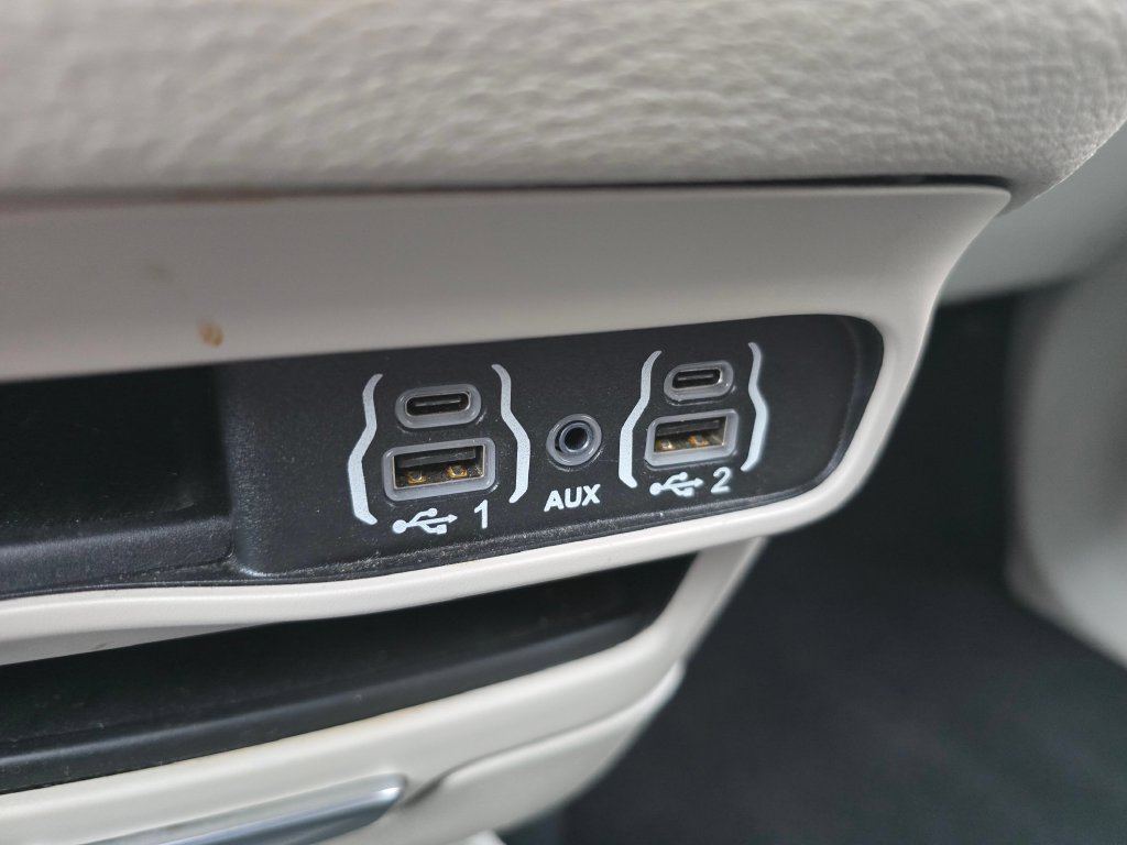 Used 2023 Chrysler Pacifica Touring-L FWD image 29
