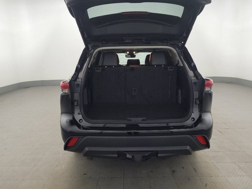 Used 2022 Toyota Highlander XLE AWD/4WD image 29