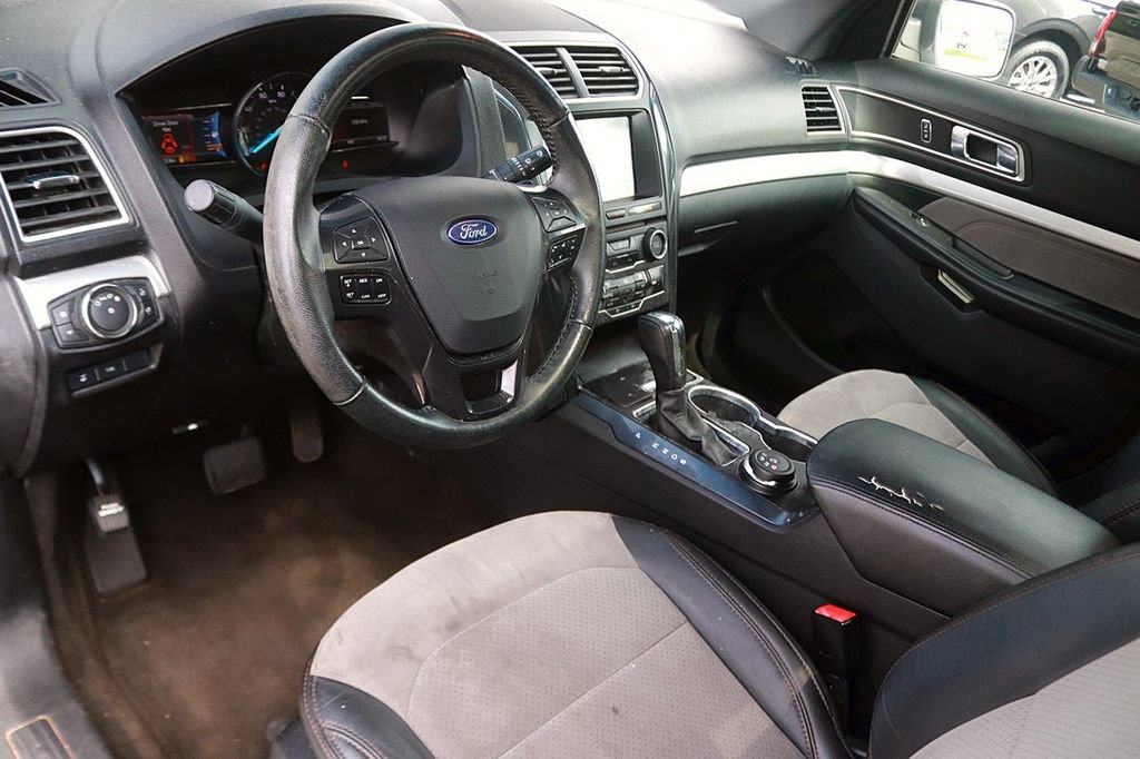 Used 2017 Ford Explorer XLT w/ Equipment Group 202A AWD/4WD image 13