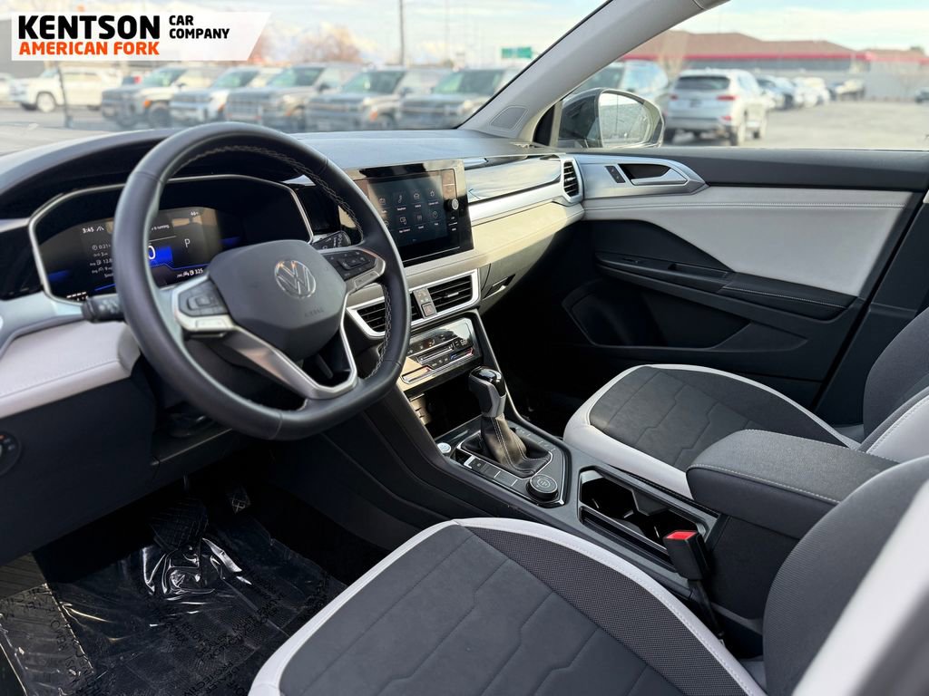 Used 2025 Volkswagen Taos SE image 37