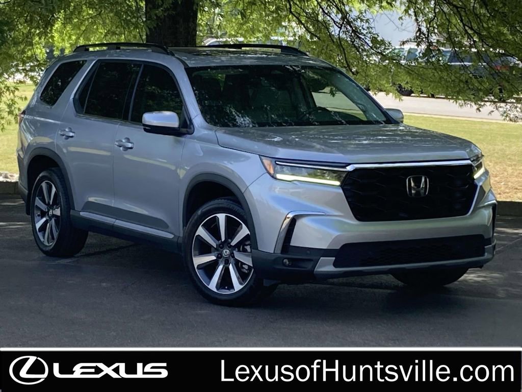 Used 2025 Honda Pilot Touring image 1