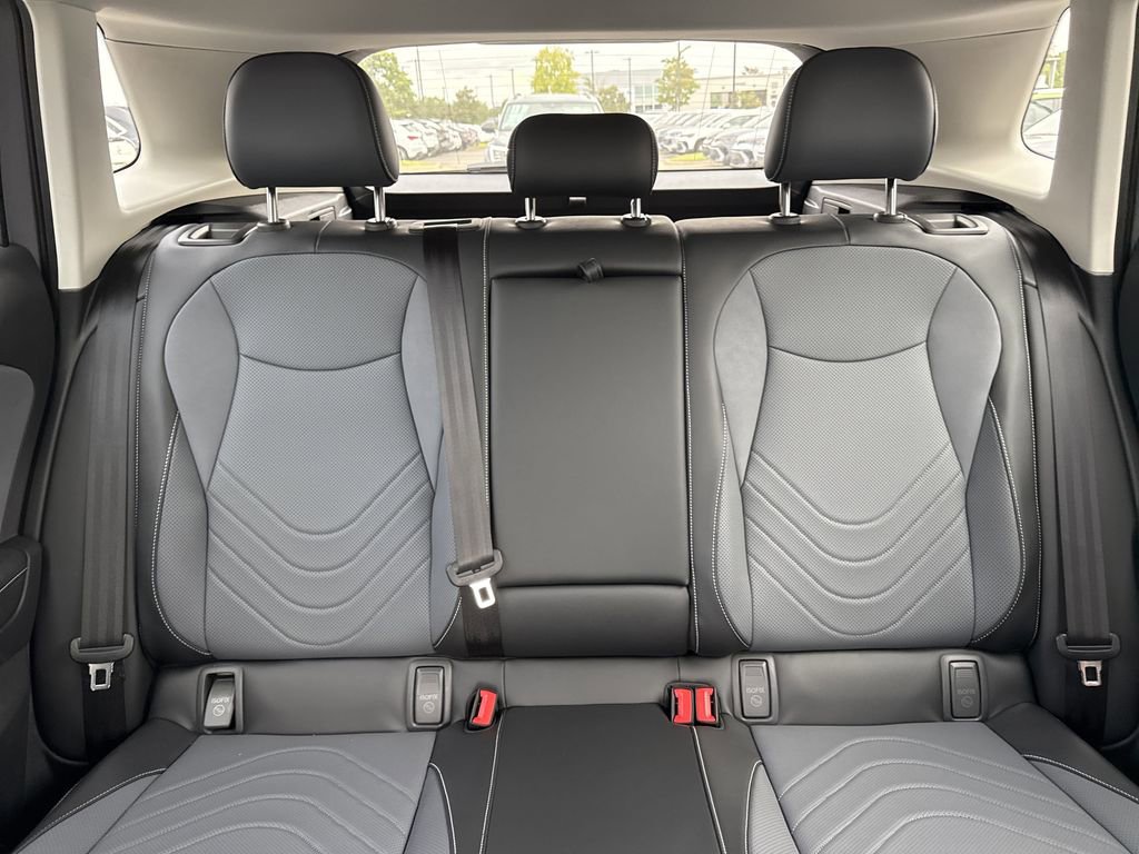 New 2025 Volkswagen Tiguan SE image 32