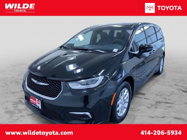 Used 2025 Chrysler Pacifica Select