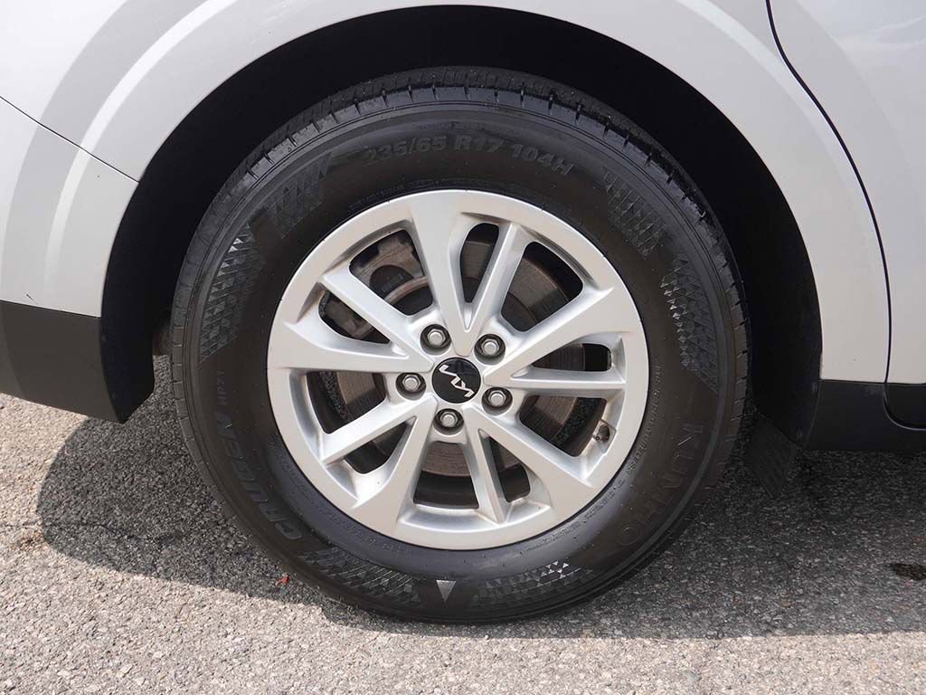 Used 2023 Kia Carnival LX image 19