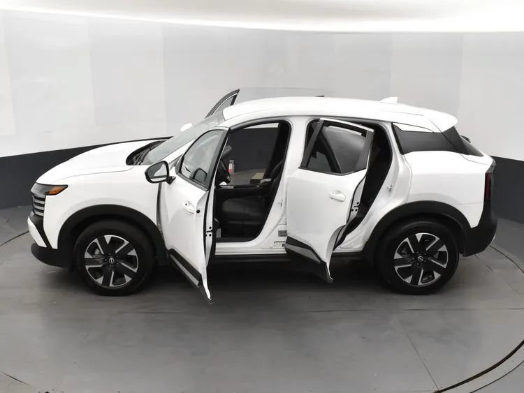 Used 2025 Nissan Kicks SV AWD/4WD image 7