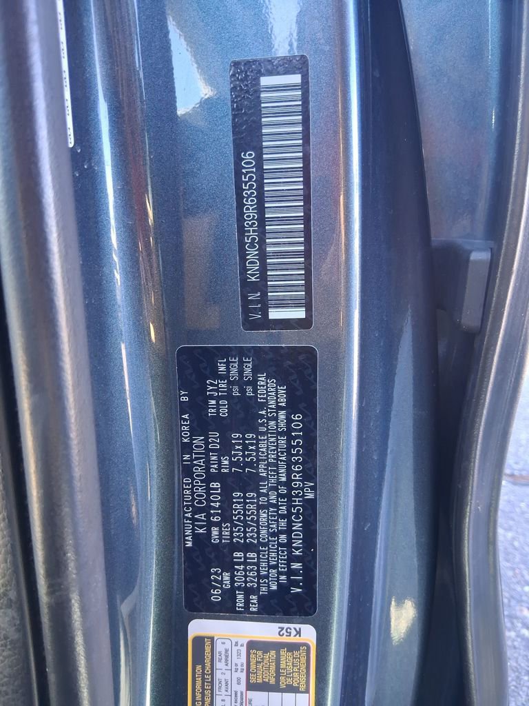 Used 2024 Kia Carnival EX image 29