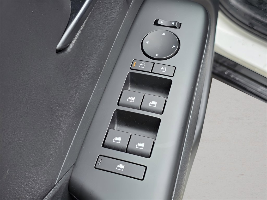 Certified 2025 Hyundai Kona SEL image 17