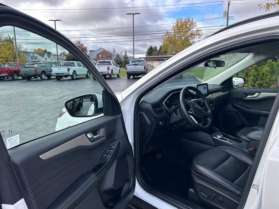 Used 2022 Ford Escape SEL image 9