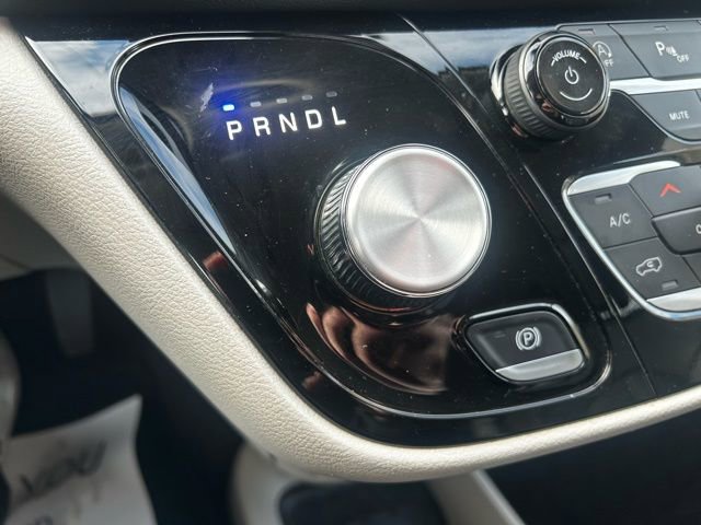 Used 2024 Chrysler Pacifica Touring-L image 21