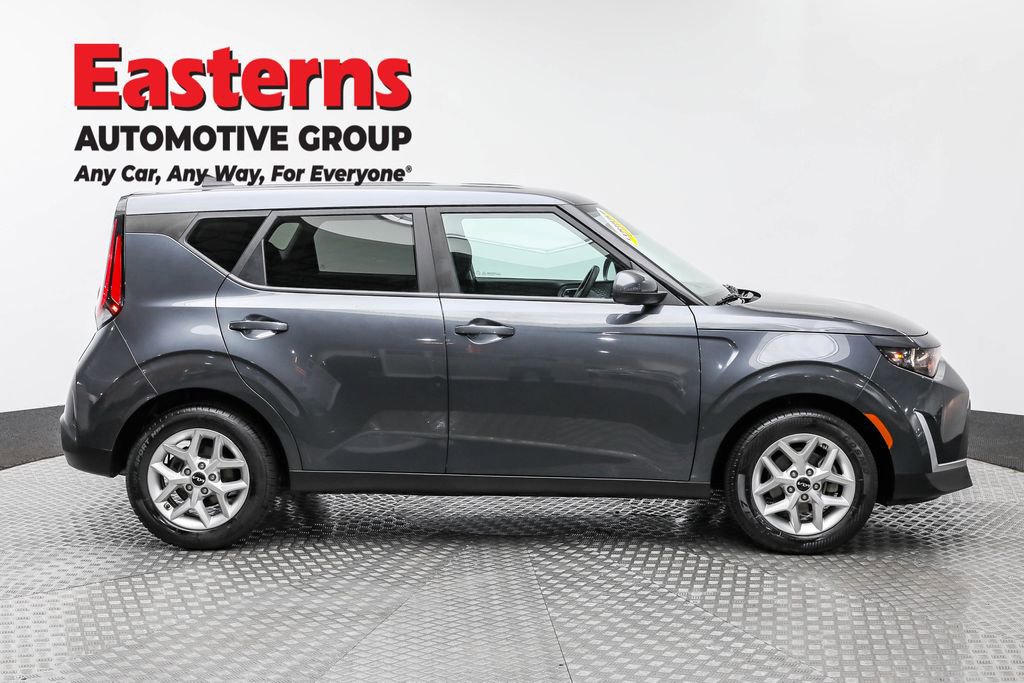 Used 2023 Kia Soul LX w/ LX Technology Package image 4