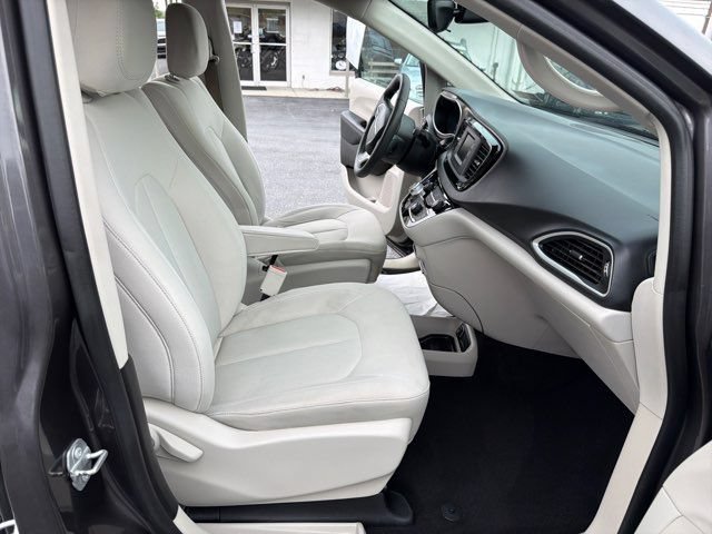 Used 2017 Chrysler Pacifica LX FWD image 22