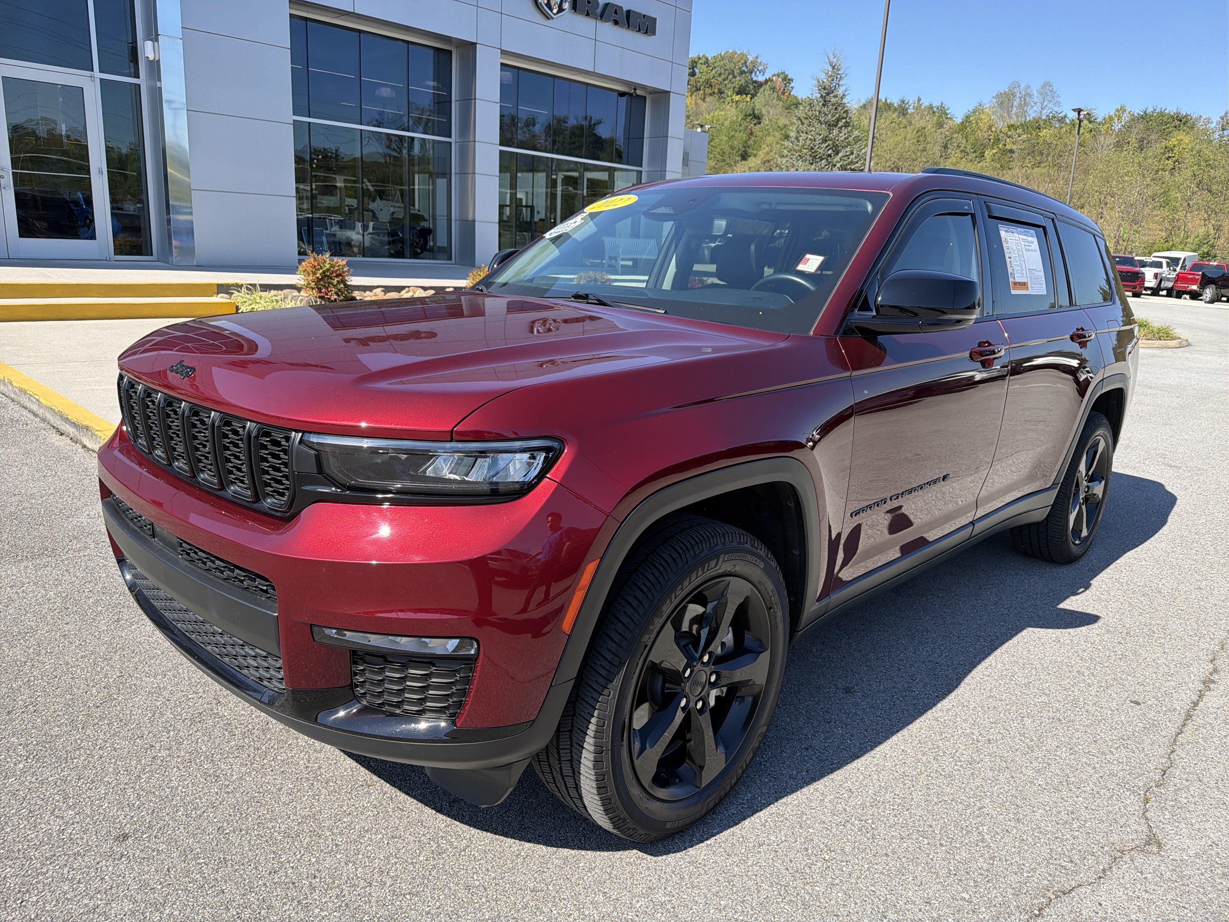 Used 2022 Jeep Grand Cherokee L Limited w/ Black Appearance Package AWD/4WD image 2