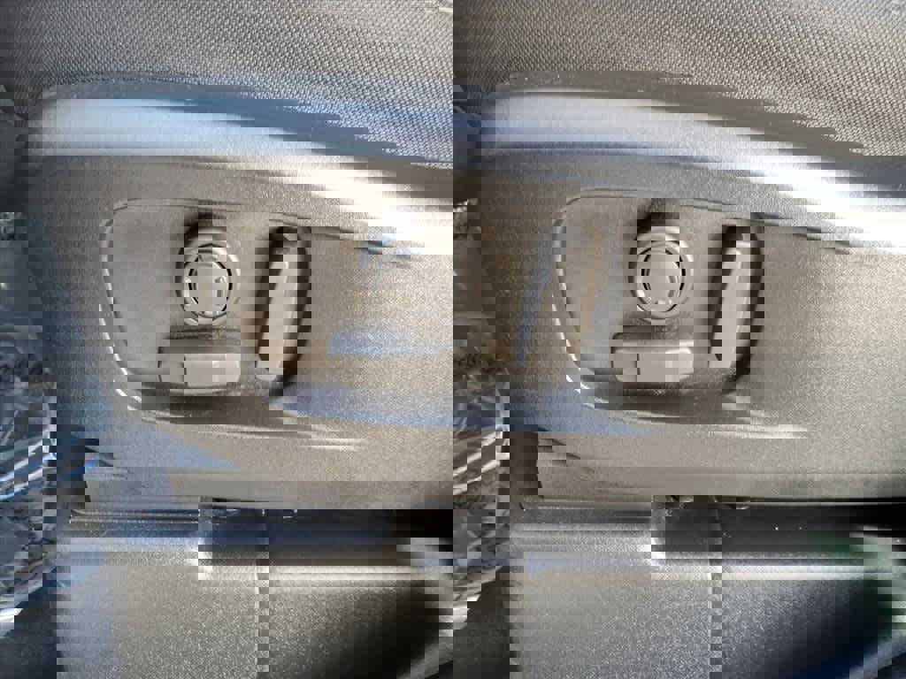 Used 2025 Land Rover Defender 110 S image 17