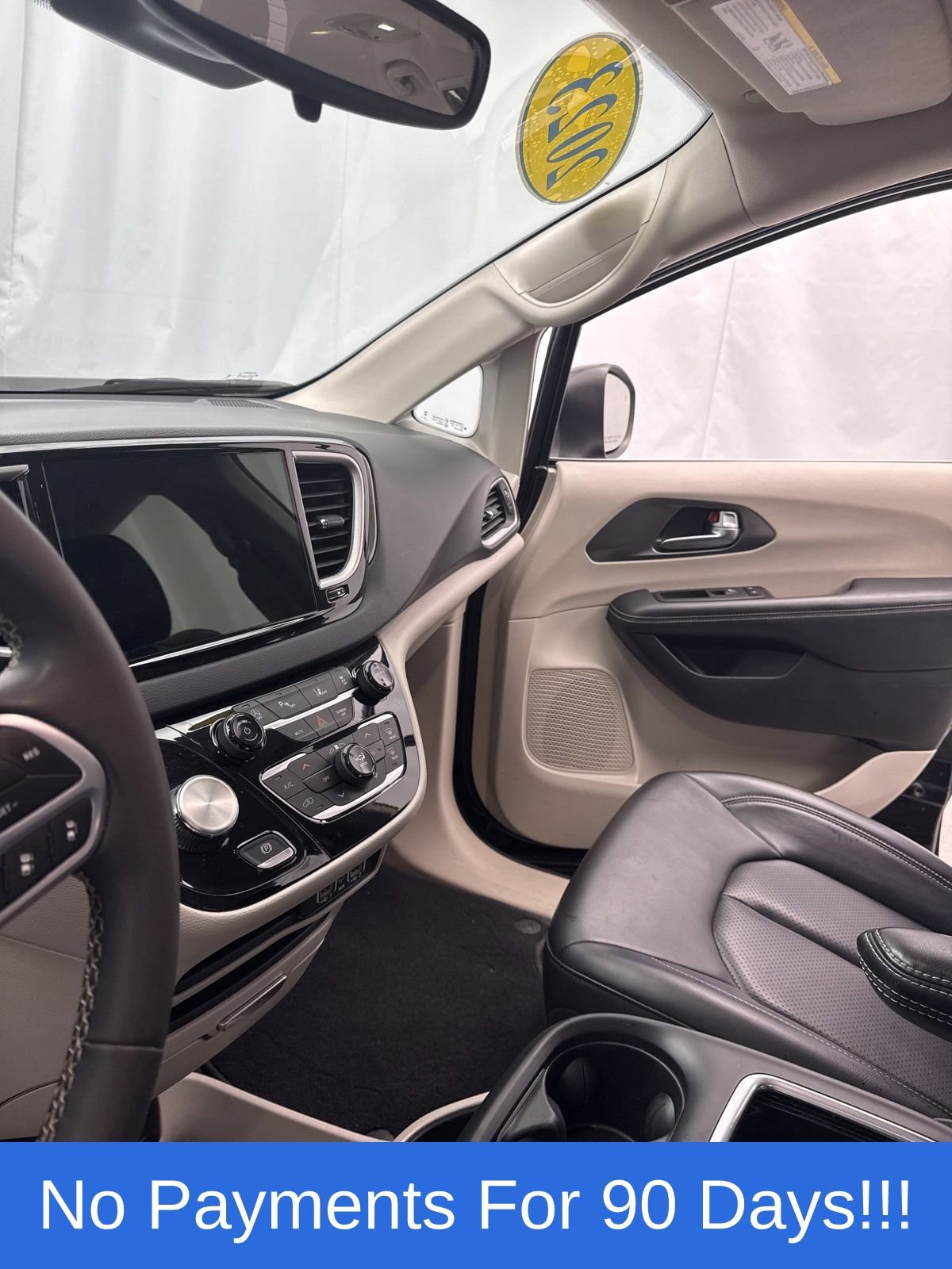 Used 2023 Chrysler Pacifica Touring-L FWD image 22