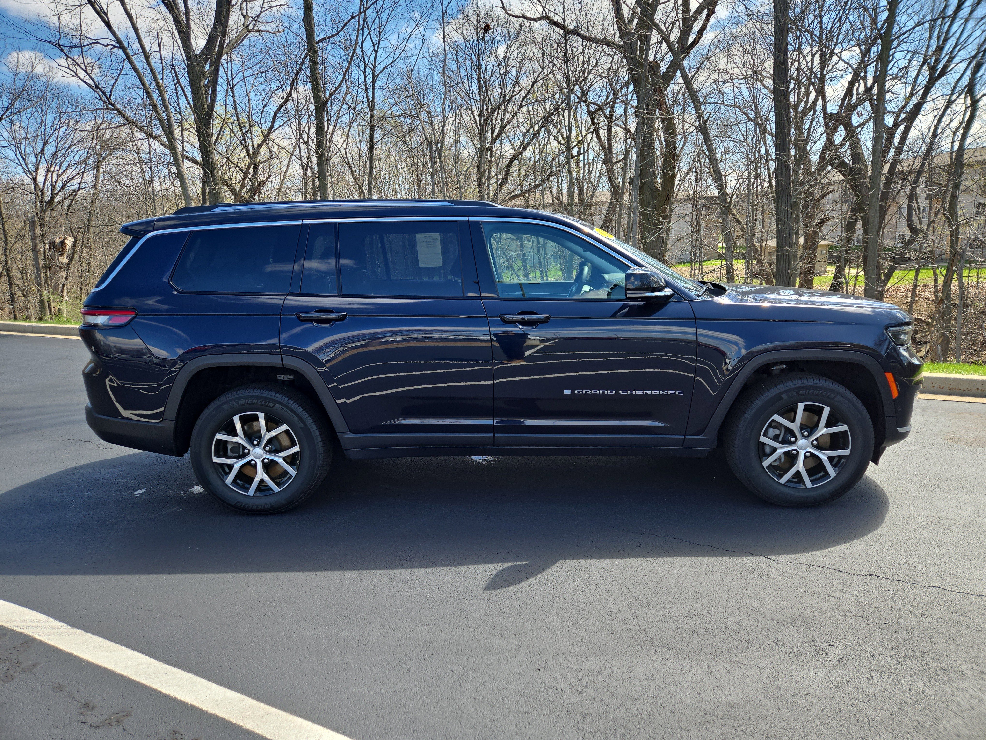 Used 2024 Jeep Grand Cherokee L Limited w/ Luxury Tech Group II image 2