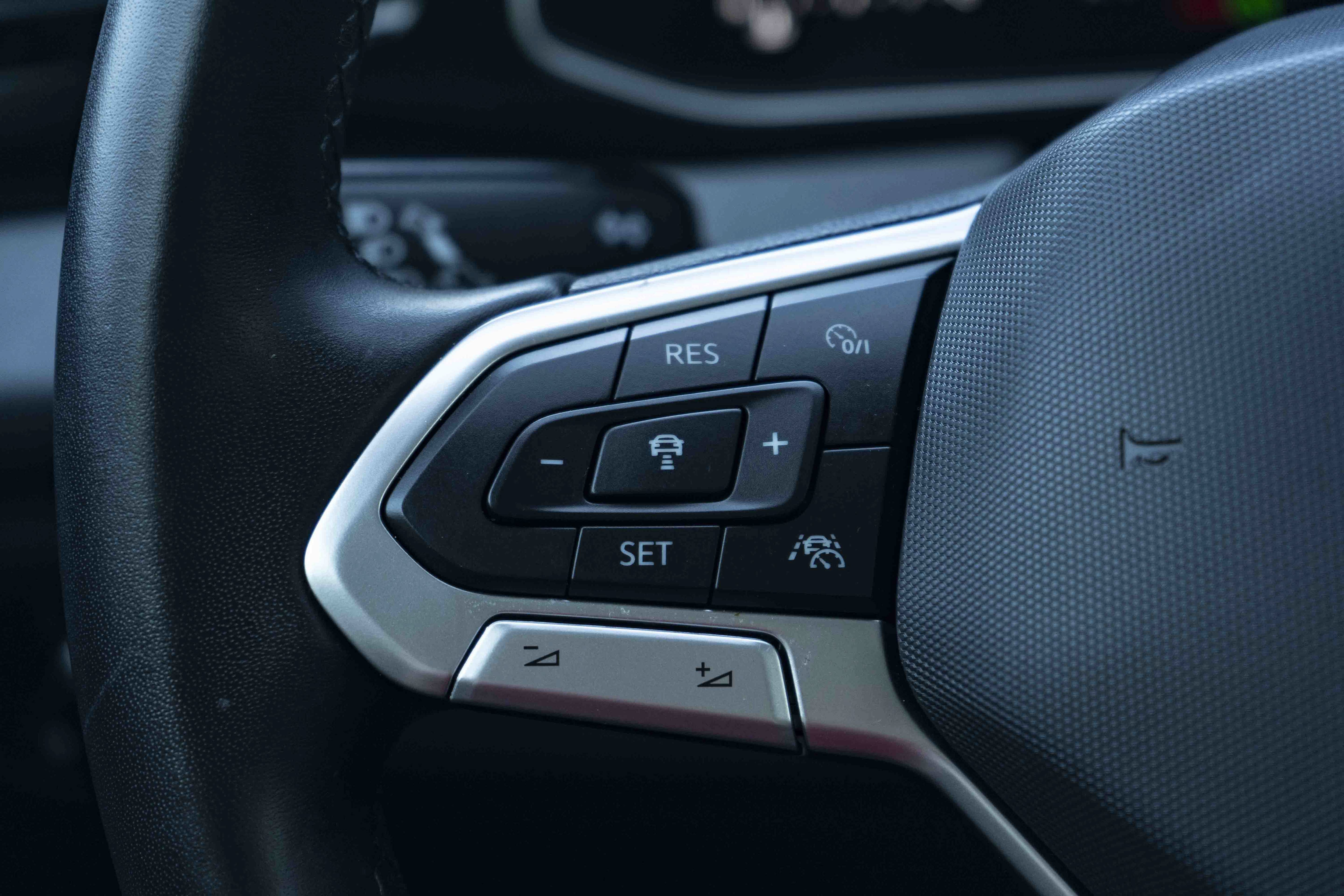 Certified 2025 Volkswagen Jetta SE w/ Sunroof Package FWD image 17