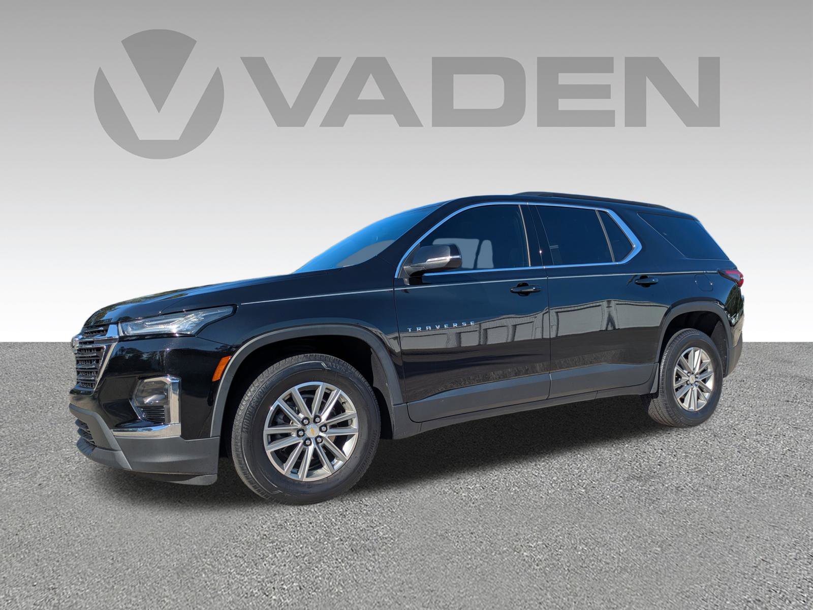 Used 2023 Chevrolet Traverse LT FWD image 2