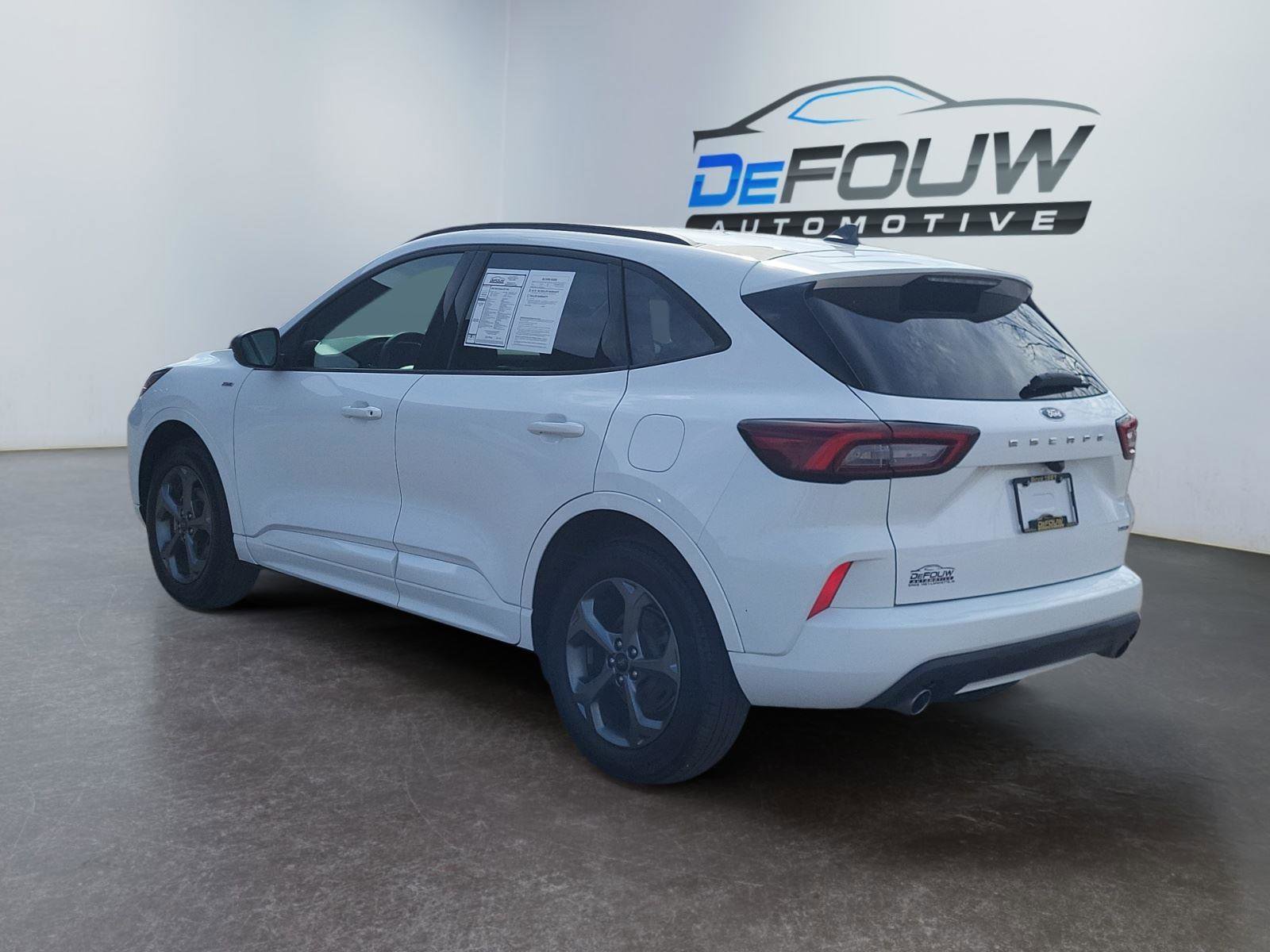 Used 2023 Ford Escape ST-Line image 5