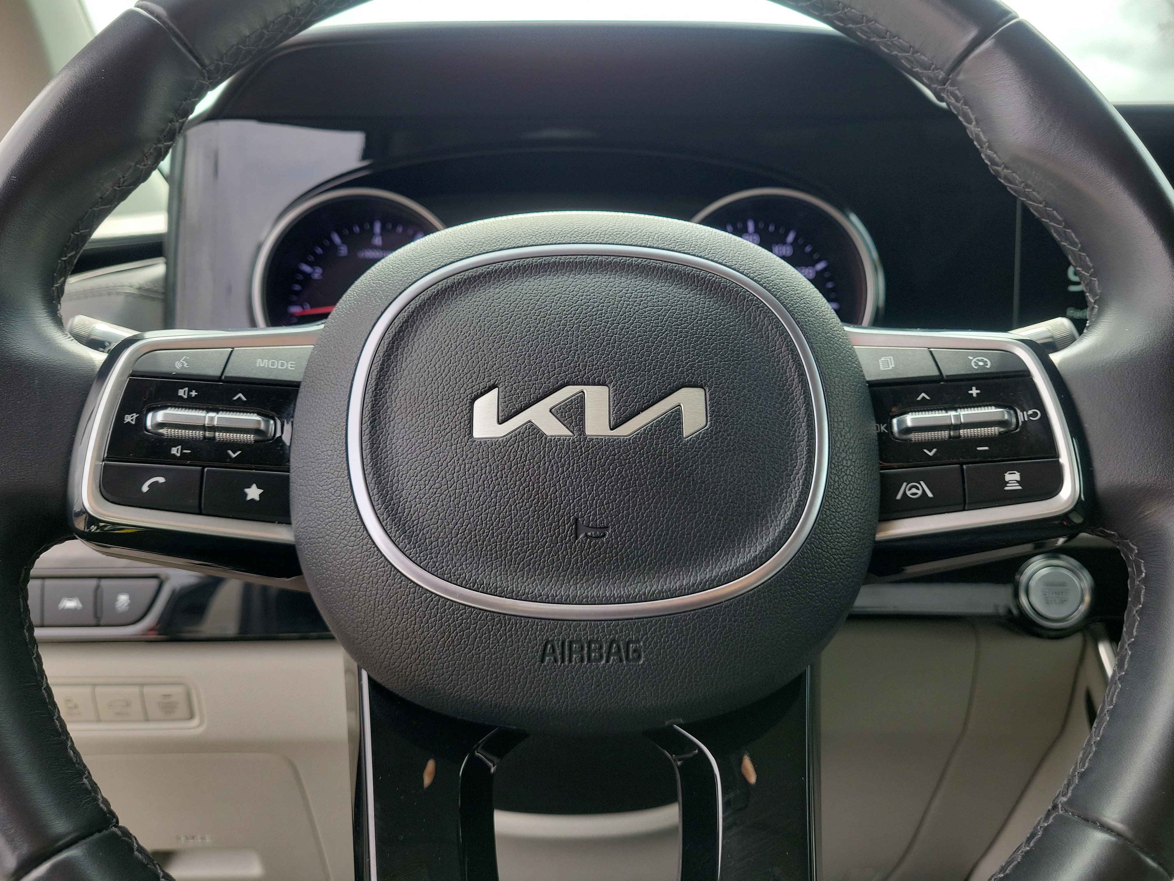 Used 2024 Kia Carnival EX FWD image 18