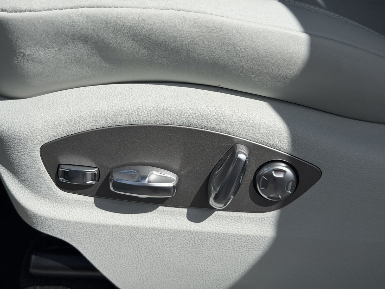 New 2026 Porsche Macan AWD/4WD image 21
