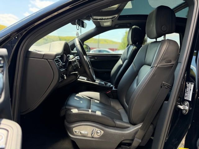 Used 2025 Porsche Macan AWD/4WD image 16