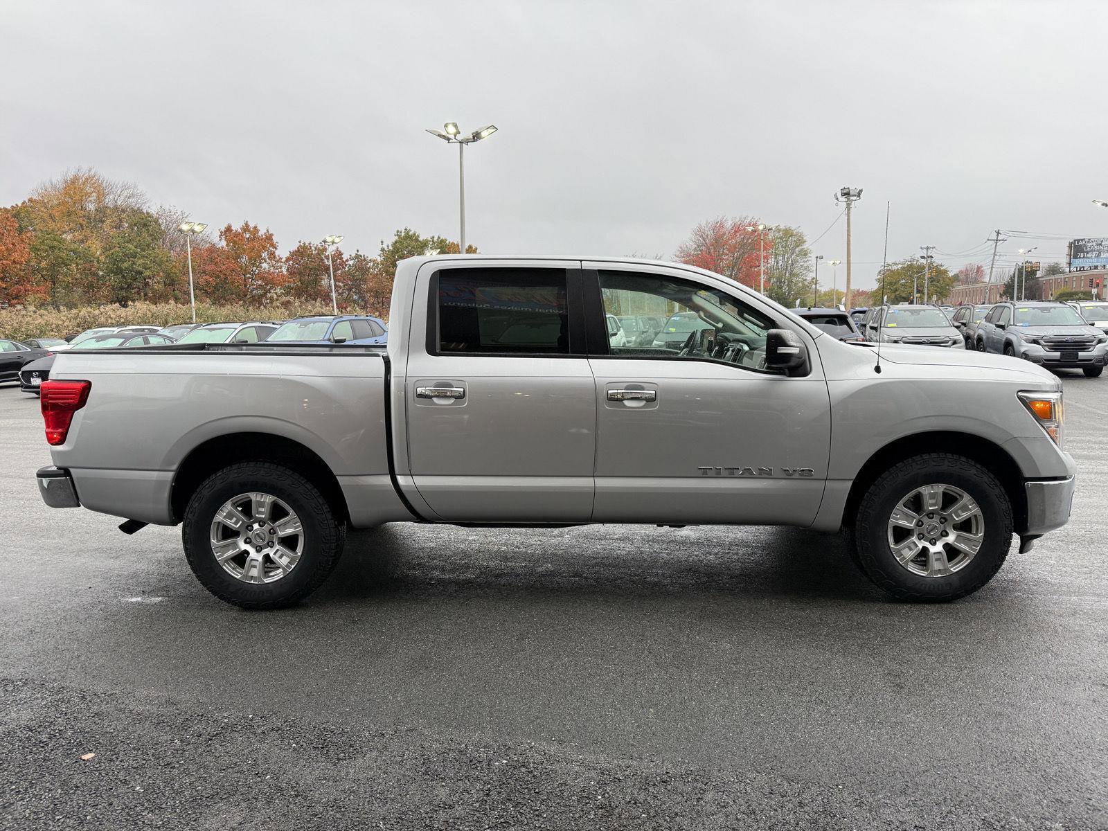 Used 2019 Nissan Titan SV image 8