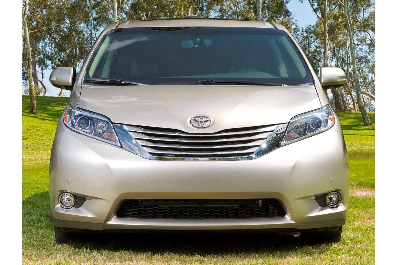 Used 2016 Toyota Sienna XLE FWD image 2