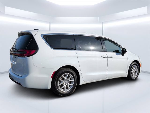 Used 2023 Chrysler Pacifica Touring-L FWD image 3
