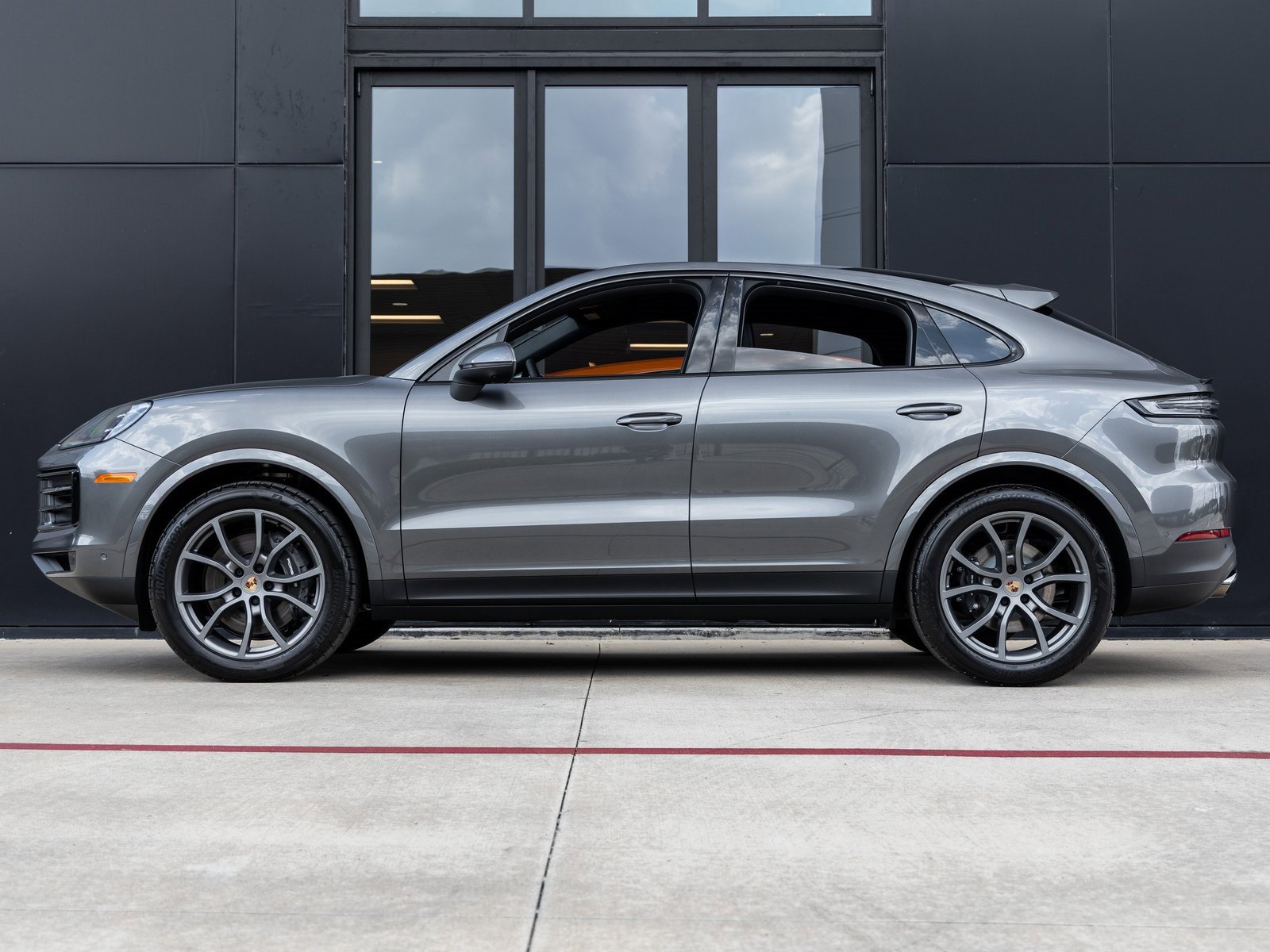 Certified 2025 Porsche Cayenne Coupe image 2