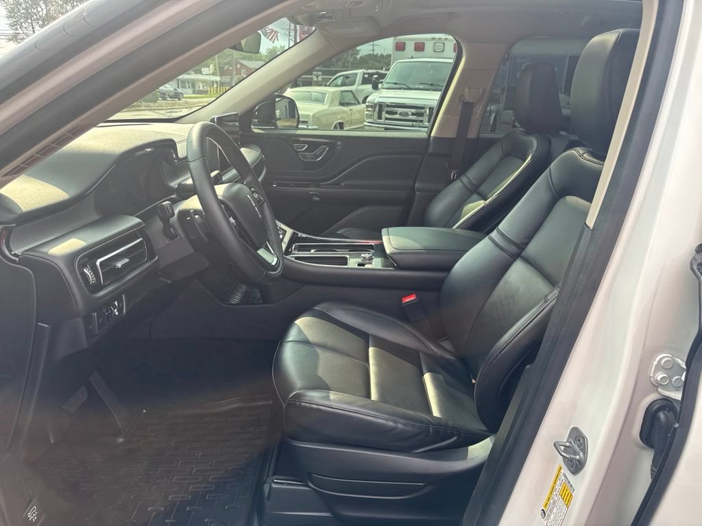 Used 2023 Lincoln Aviator AWD w/ Premium Package image 3
