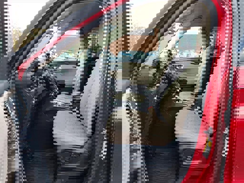 Used 2020 Ford Explorer XLT w/ Class III Trailer Tow Package image 15