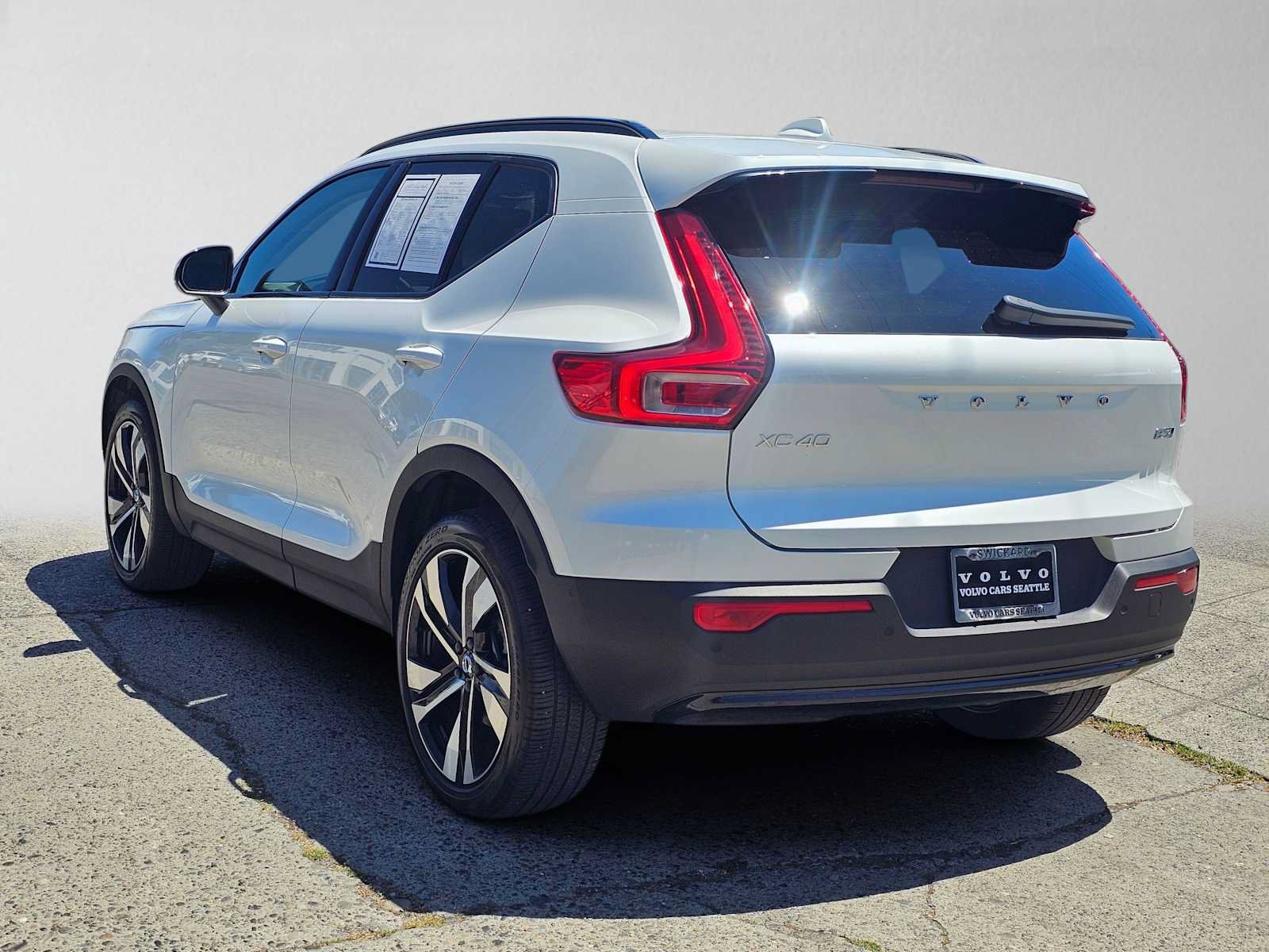 Certified 2023 Volvo XC40 B5 Plus w/ Protection Package Premier AWD/4WD image 5