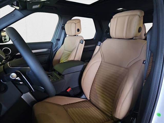 New 2025 Land Rover Discovery Dynamic SE image 14