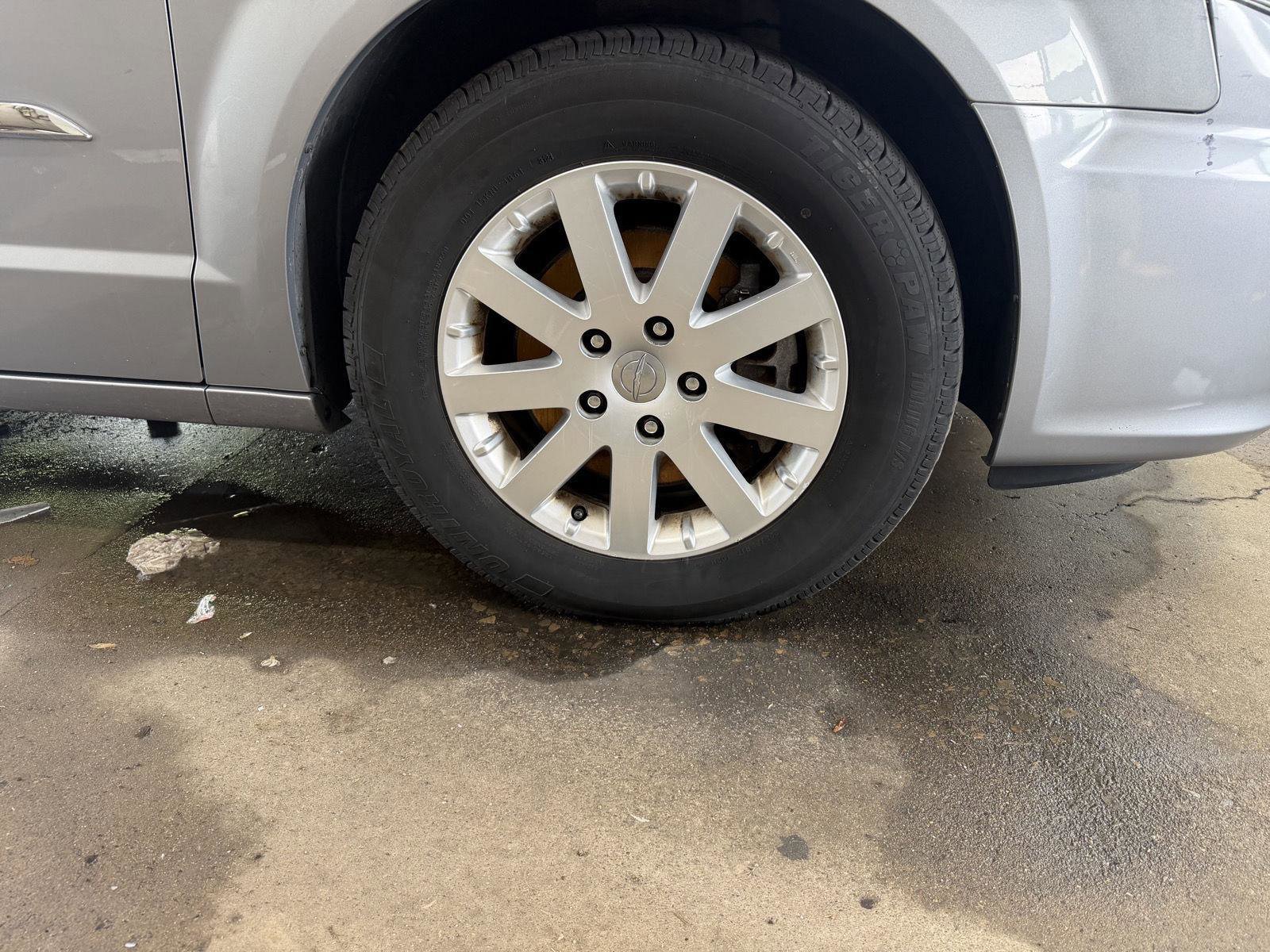 Used 2015 Chrysler Town & Country Touring FWD image 31
