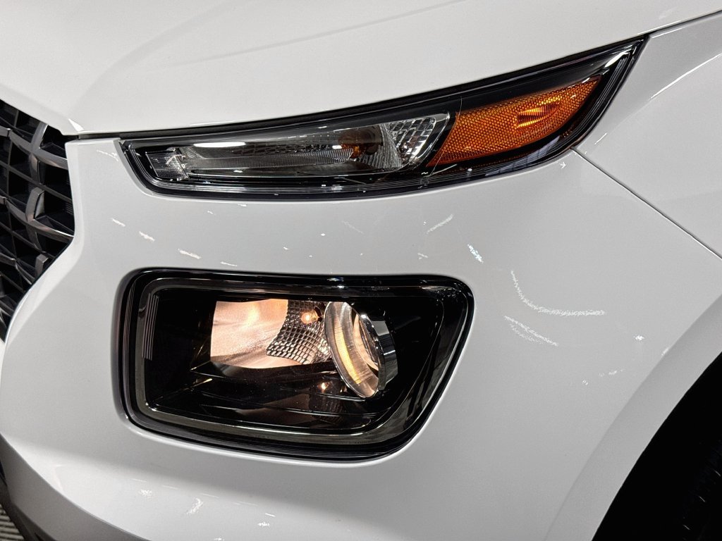 Used 2025 Hyundai Venue SEL FWD image 3
