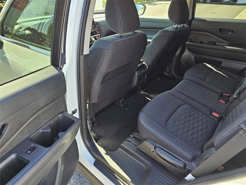 Certified 2024 Nissan Pathfinder SV image 9