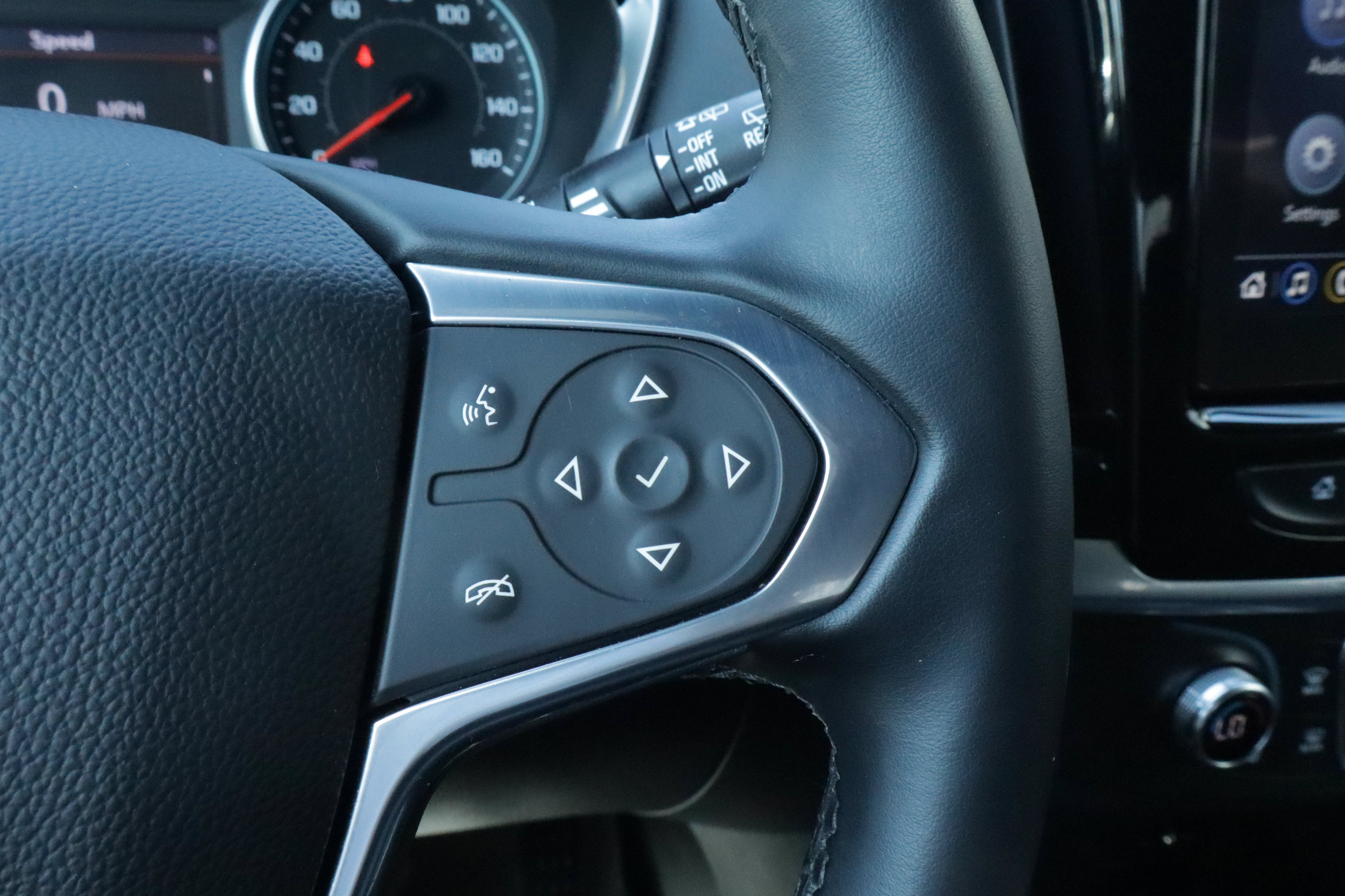 Used 2023 Chevrolet Traverse LT FWD image 28