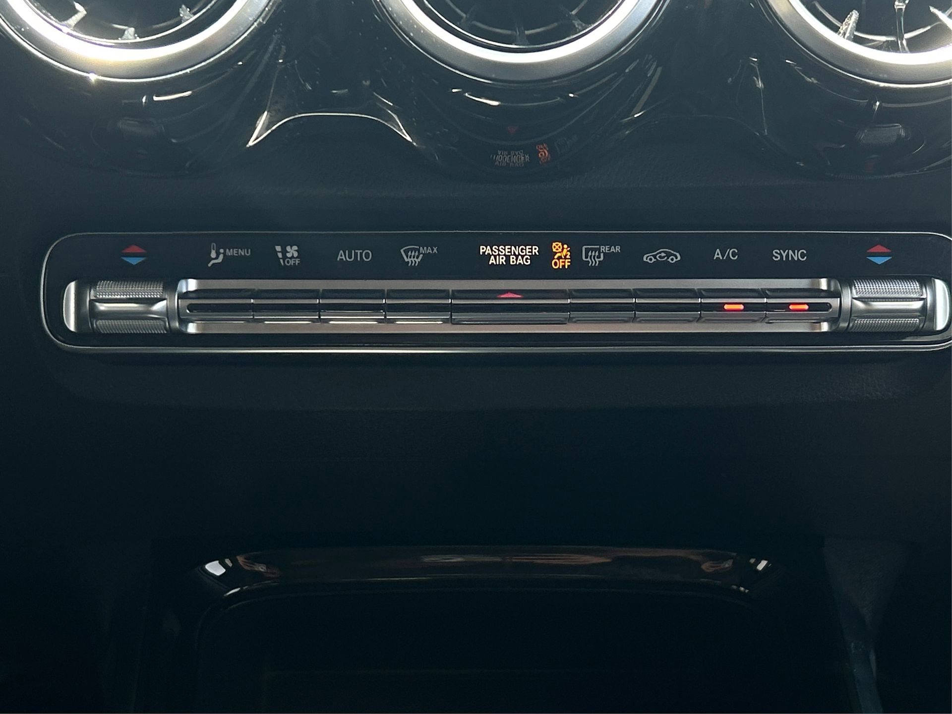 Used 2021 Mercedes-Benz GLB 250 4MATIC w/ Premium Package image 30