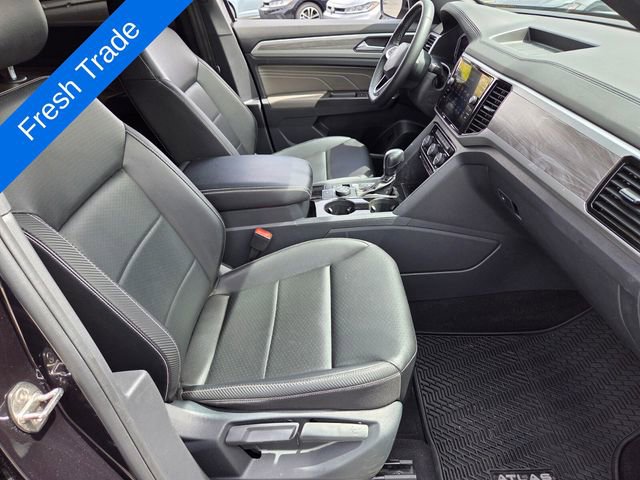 Certified 2022 Volkswagen Atlas Cross Sport SE w/ Panoramic Sunroof Package AWD/4WD image 17