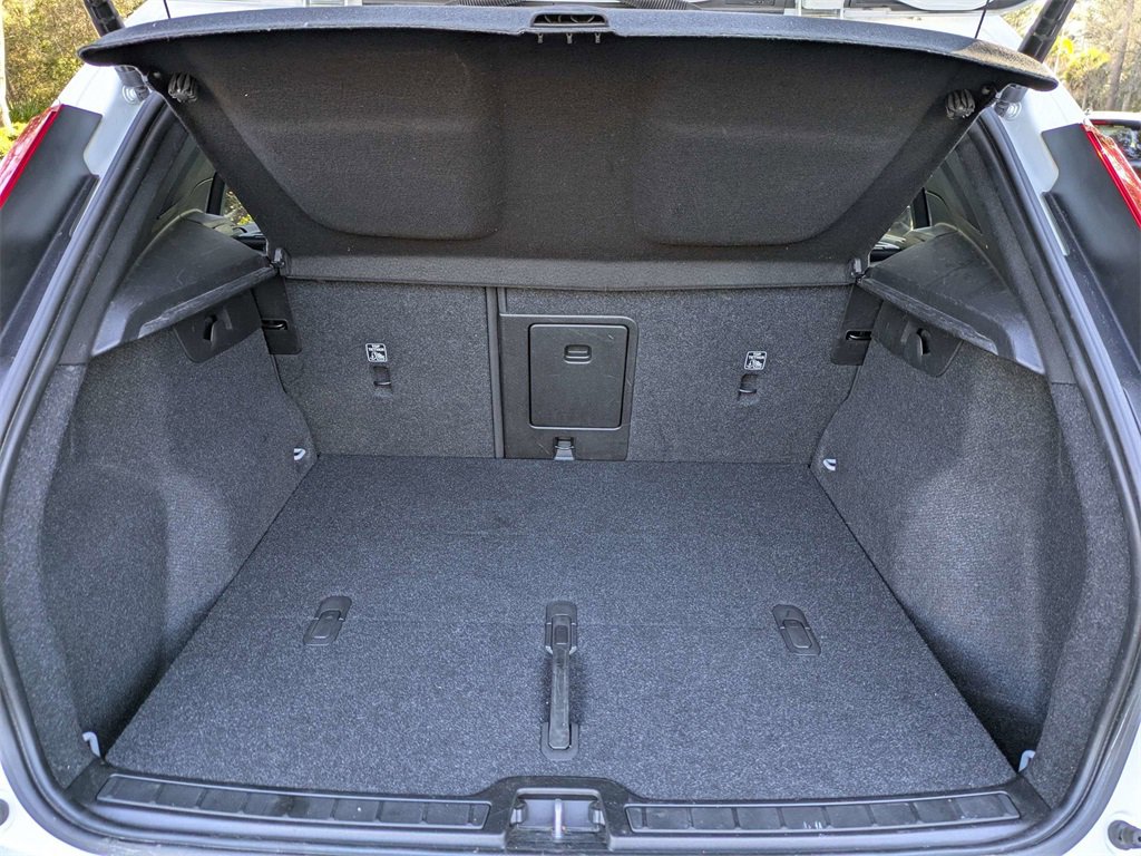 Used 2021 Volvo XC40 T5 Momentum w/ Protection Package Premier image 13